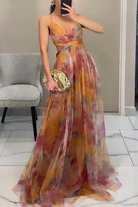 Robe longue multicolore orange et rose, buste drapé en V, jupe maxi évasée.