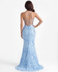 Robe bleu ciel dos nu à lanières croisées, nœud au dos et coupe sirène