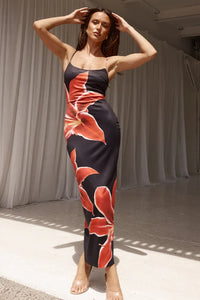 Robe longue à fleurs rouges sur fond noir, bretelles fines, coupe près du corps