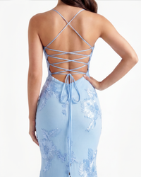 Robe bleu ciel dos nu à lanières croisées, laçage et appliqués floraux