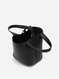 Sac seau noir vu intérieur, bandoulière avec attache métallique dorée