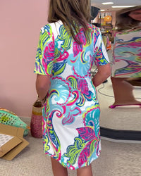 Robe midi imprimée à motif ondulé coloré, fond blanc, vue arrière partielle