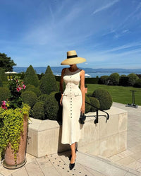 Robe longue sans manches en maille beige, patte boutonnée, poches sur la poitrine.