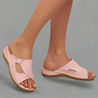 Sandales orthopédiques roses à bout ouvert, bride en tissu et semelle beige cousue.