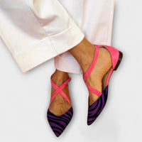 Mocassins à brides décoratives, tissu zébré violet et noir, brides fuchsia, talon bas.