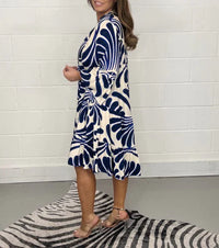Robe midi bleue et blanche imprimée, vue de profil, col en V et boutonnage