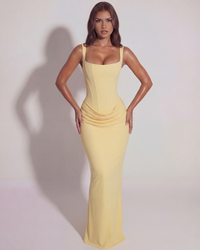Robe longue jaune à bretelles fines, encolure carrée, fronces près de la taille