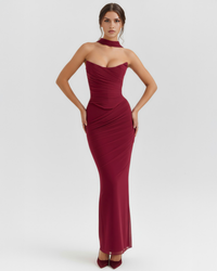 Robe Zenobie bordeaux moulante sans bretelles, drapés horizontaux et ourlet long