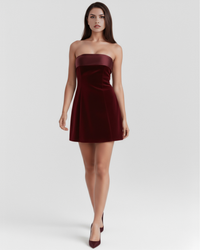 Robe courte bustier bordeaux avec empiècement et jupe évasée
