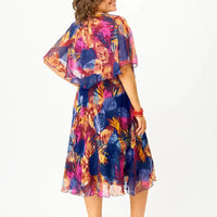 Robe en mousseline imprimée, 3/4 profil, manches volantées et taille marquée