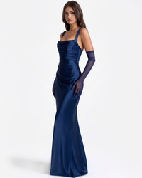 Robe longue satin bleu marine à bretelles, coupe près du corps et ourlet long