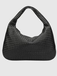 Sac d’épaule Samara en maille tressée noir, anses longues et forme demi-lune.