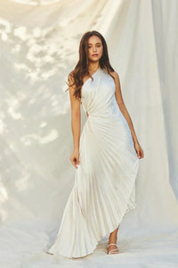 Robe midi plissée blanche à encolure asymétrique, drapée à la taille