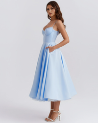 Robe bleu ciel à décolleté cœur, corsage structuré et jupe ample plissée