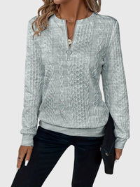 Pull zippé à torsades gris clair, manches longues, col zippé et bas côtelé