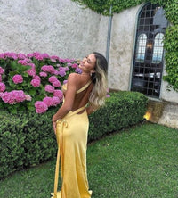 Robe jaune satin à épaules dénudées, bretelles croisées au dos, longue et ajustée