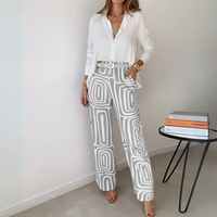 Ensemble deux pièces : blouse blanche col V, pantalon gris à motifs, ceinture