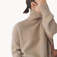 Pull en cachemire col roulé beige, texture fine et épaules arrondies