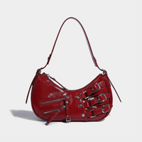 Sac à main bordeaux semi-lune, anses, sangles à boucles et zips, rivets métalliques