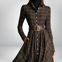 Robe-chemise à carreaux, col et boutons, ceinture à boucle, taille froncée, manches longues