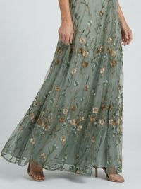 Robe longue fluide Selora vert sauge à motifs de fleurs, ourlet évasé