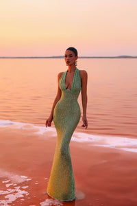 Robe longue à paillettes vert clair, décolleté halter en V, silhouette ajustée