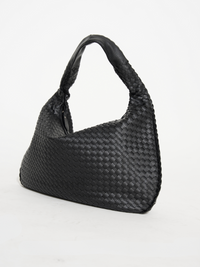 Sac d’épaule Samara tressé noir, vue de côté, anses renforcées et ouverture supérieure.