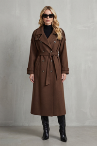Manteau long oversize marron en laine mélangée, col tailleur, poches et ceinture à nouer.