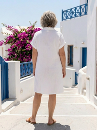 Robe blanche mi-longue vue de dos, manches courtes et encolure boutonnée