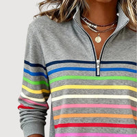 Haut zippé décontracté gris : demi-zip au col et rayures horizontales multicolores sur la poitrine.