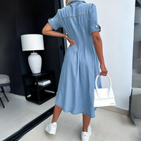 Robe midi en denim bleu clair, vue dos avec fronces et manches courtes