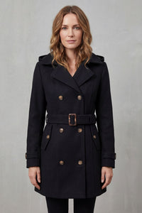 Trench à capuche Iseult noir avec ceinture à boucle, double rangée de boutons.