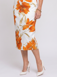 Robe midi dos nu blanche à fleurs orange, vue rapprochée sur le motif floral, ourlet midi