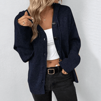 Cardigan chaud bleu foncé à capuche, boutons noirs, manches longues