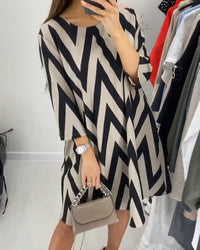 Robe midi à motif zigzag noir et bleu, col rond, manches trois-quarts, ample.