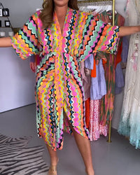 Robe midi à col V multicolore, motif ondulé, manches chauve-souris