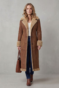 Manteau long marron doublé sherpa beige, fermeture boutonnée et col en peau retournée.