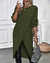 Robe en maille verte, col rond, manches trois-quarts, fente avant asymétrique.