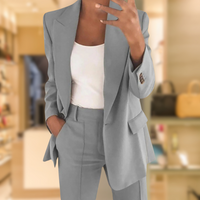Ensemble deux pièces gris : veste blazer et pantalon assorti, poches et revers visibles
