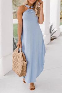 Robe midi bleu clair sans manches, encolure haute avec lien, matière légère et fluide.