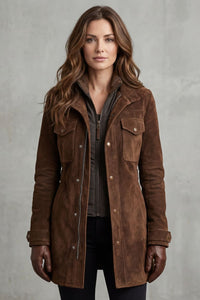 Veste longue en daim marron avec col, fermeture zippée et deux grandes poches poitrine.