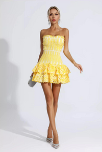 Mini-robe jaune à volants smockée, épaules dénudées, jupe évasée