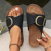 Sandales bohèmes noires, brides croisées avec boucle ovale dorée, semelle intérieure brun.