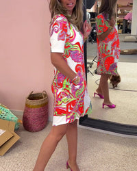 Robe midi imprimée rouge, vert et blanc, coupe droite, manches courtes boutonnées