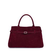 Sac en daim bordeaux avec anses courtes et fermeture à boucle métallique.