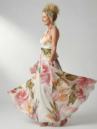 Robe longue satin rose clair imprimé floral, vue de côté, ourlet ample évasé.