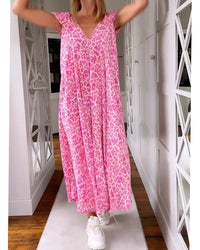 Robe longue rose à imprimé léopard, encolure V, silhouette évasée.