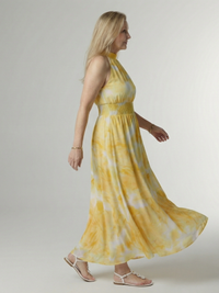 Robe midi Sylin jaune, décolleté dos nu froncé, coupe évasée mi-longue.