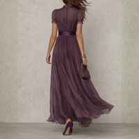 Robe longue en mousseline violette, dos nu partiel, taille ceinturée et manches bouffantes