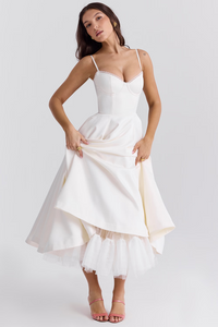 Robe midi satin blanc avec tulle à l’ourlet, bretelles fines, jupe évasée.